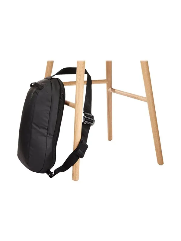 Thule Tact Slingbag - 7" | Recycled polyester | PU coating | Black