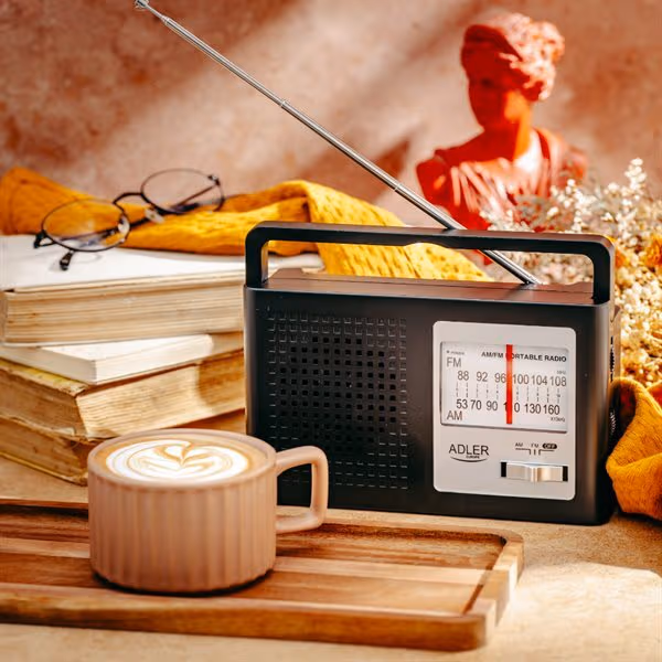 AM/FM-radio med teleskopantenne og jack-inngang