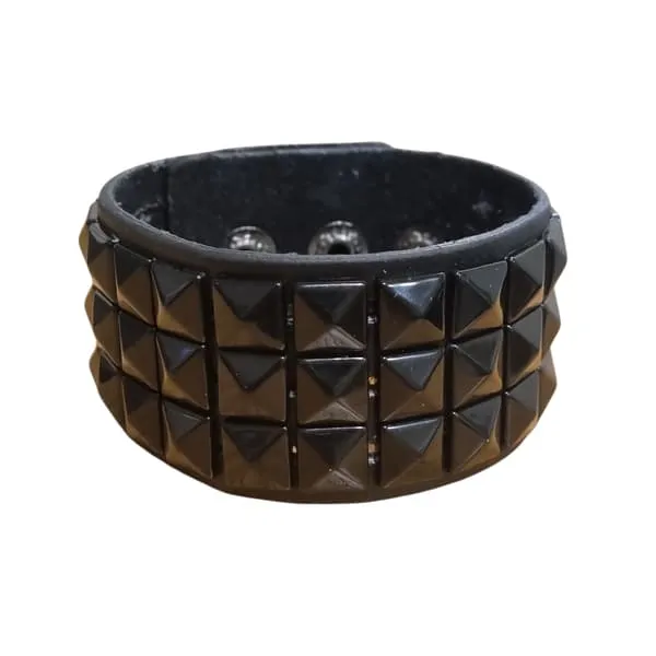 Bredt svart armbånd med pyramidestikker – Justerbar størrelse