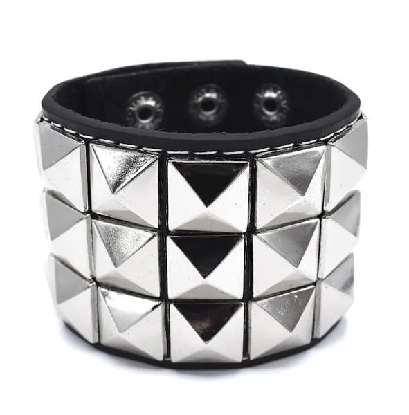 Svart armbånd med nagler