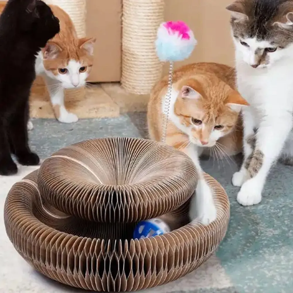 Kvessebrett til katt og leketøy med ball