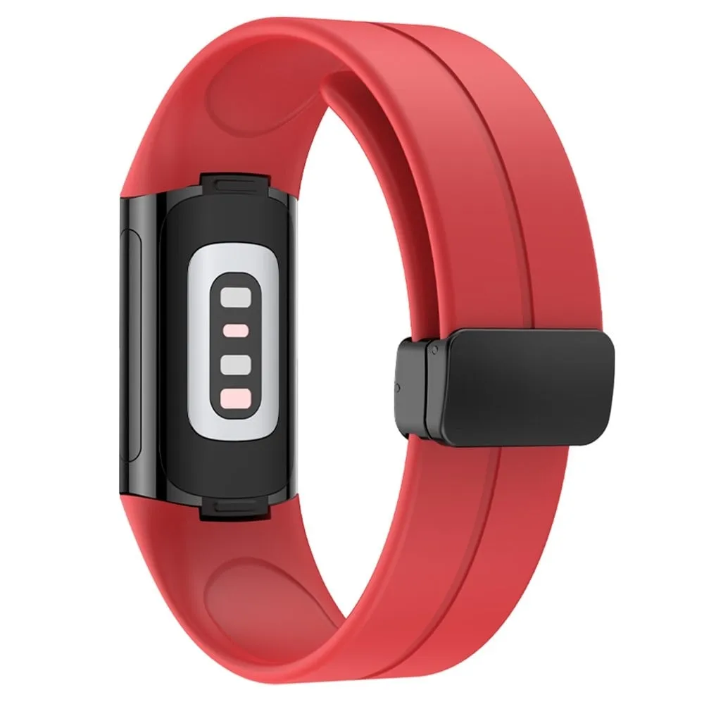Fitbit Charge 5 / Charge 6 Klokkerem Magnetisk silikonarmbånd - Rød