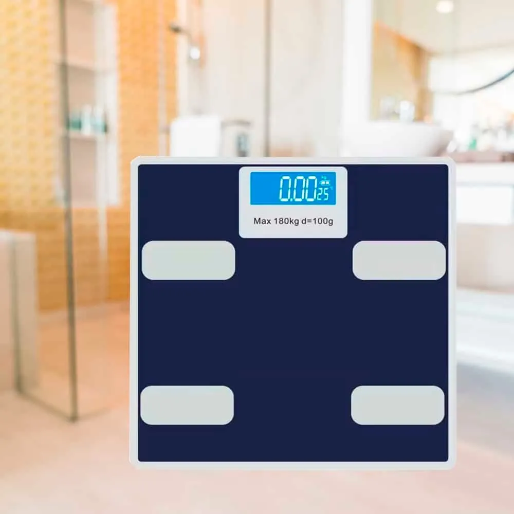 Badevekt som måler BMI, kroppsvekt, kroppsfett, kroppsvæske, muskelmasse m.m. (med herdet glassplattform)