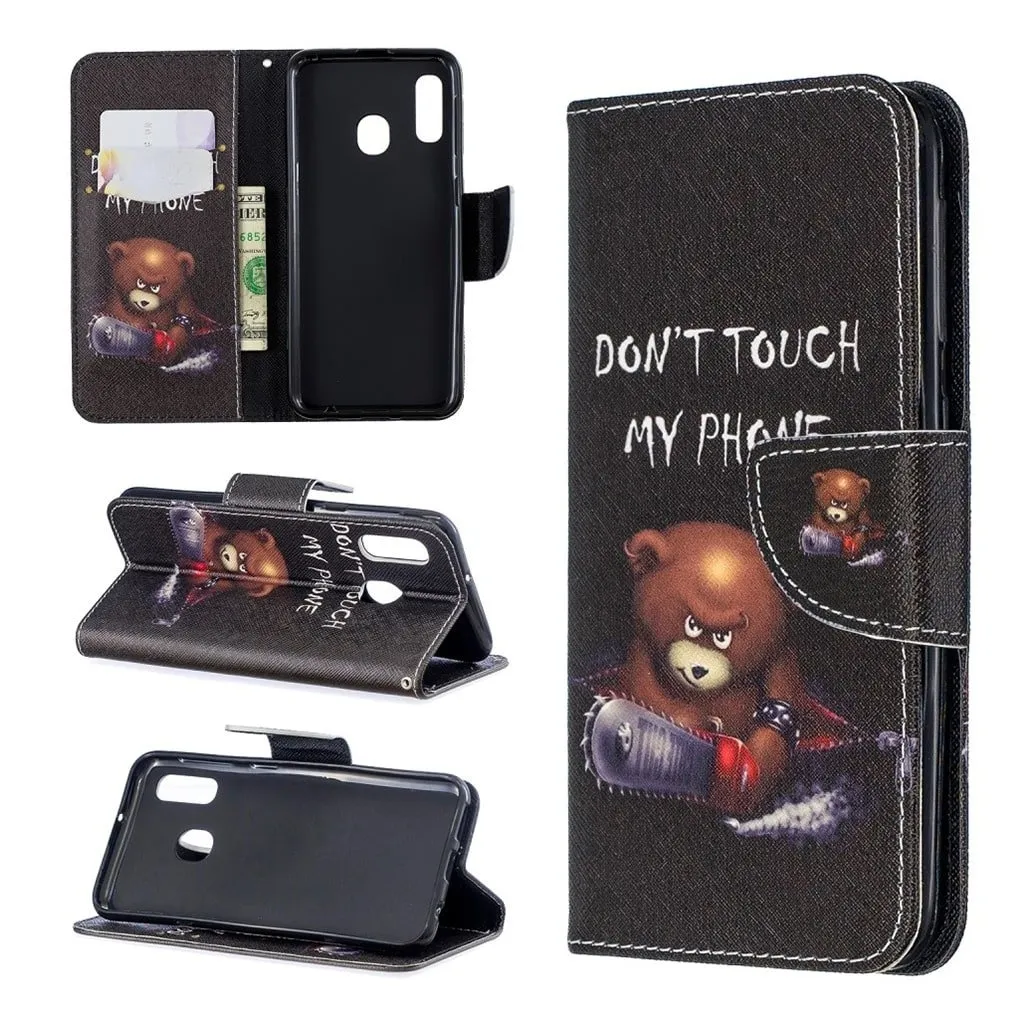 Wonderland Samsung Galaxy A20e flip veske - Brun bamse og advarende ord