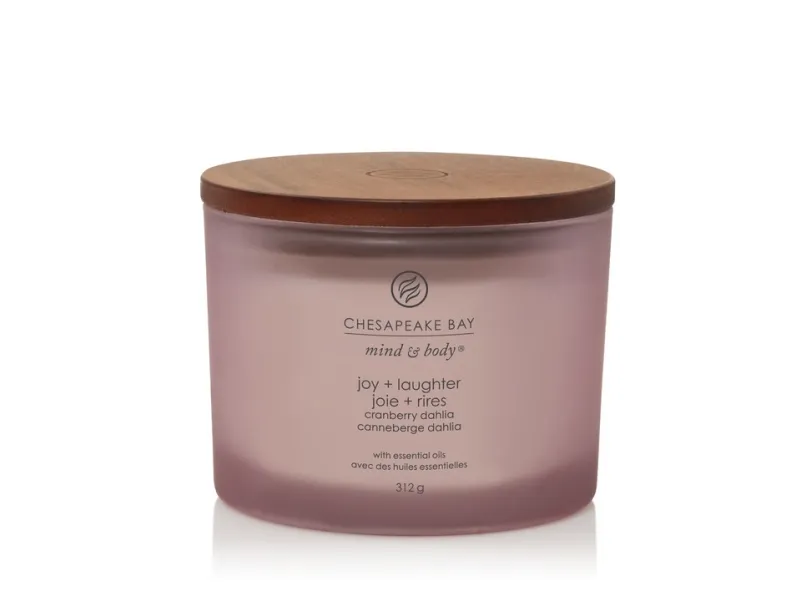 Chesapeake Bay Scented candle with wooden lid - Cranberry Dahlia