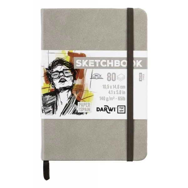 Darwi Sketchbook/skissebok A6 taupe (brun/grå) omslag (10,5x14,8 cm) 80 ark hvitt, 140 g skissepapir, omslag i kunstlær, elastiklukking og bokmerke (håndlaget i Marokko, papir fra Spania)
