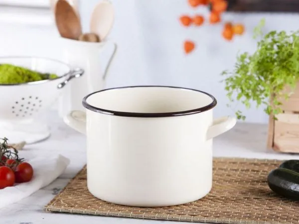 Altom Design emaljert rett kjele, 4,4 l  diameter 20 cm  høyde 1,5 cm  kremfarget