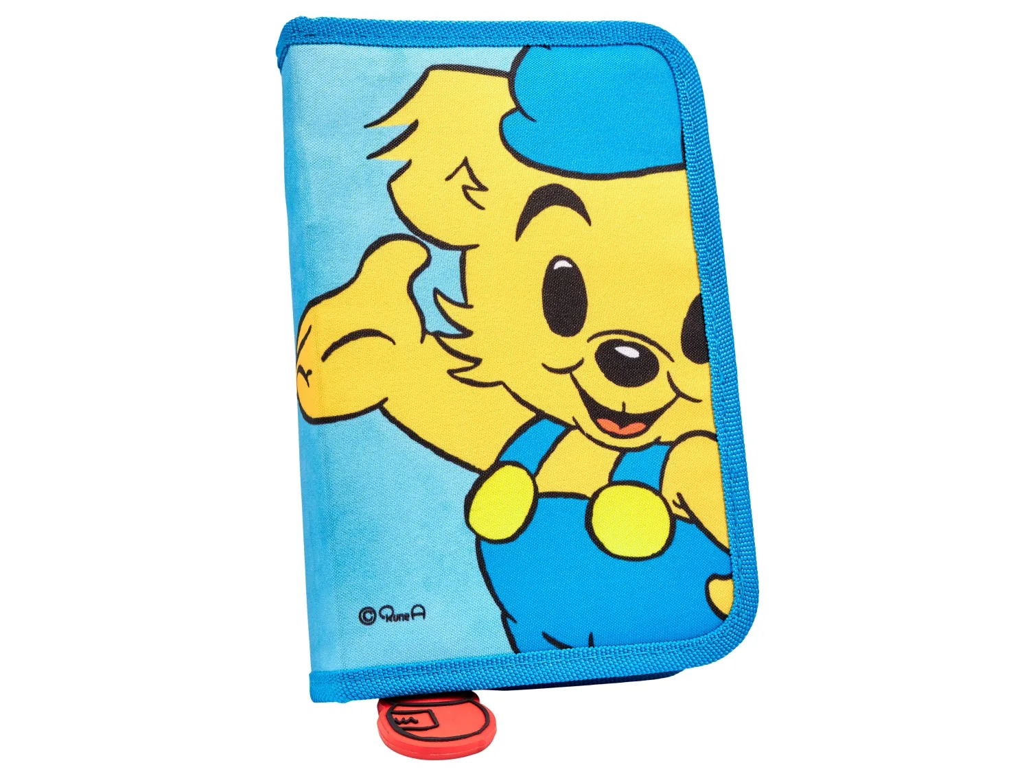 Bamse fylt pennal, enkel, 300D nylon, 20 x 12,8 x 3 cm med 8 trekantede fargeblyanter, 1 trekantet blyant, spisser, 15 cm linjal, 1 stort viskelær 13 x 4,5 x 1 cm. Pakket lukket/zip i polybag.