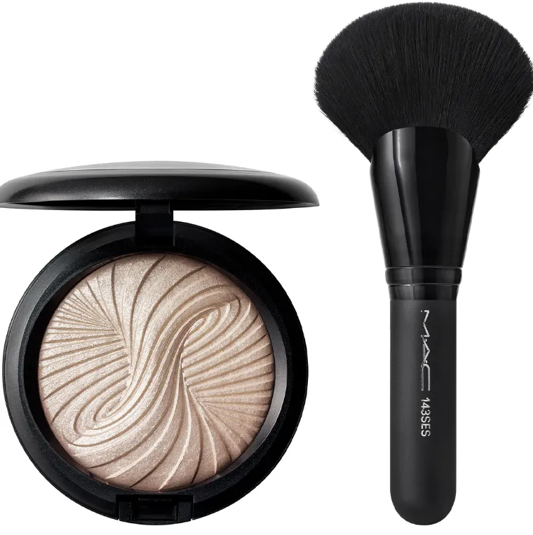 Trick Of The Light Extra Dimension Skinfinish Kit Set MAC: Makeup Bag, Burgundy + MAC, Multi Face Brush, 143S + Extra Dimension Skinfinish, Highlighter Powder, Magnetic Attraction, 9 g
