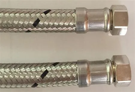 Kedelslange i EPDM gummi med rustfrit flet max 70°. (Peak 90°) Messing omløber i 1.¼ 700mm lang. UDEN pakninger